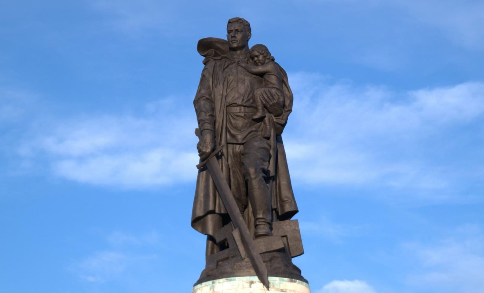 берлин памятник советскому воину